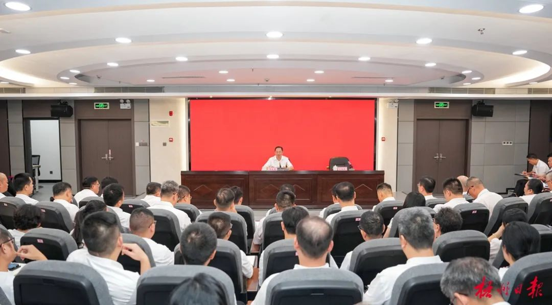 李振品在講授紀(jì)律黨課時(shí)強(qiáng)調(diào)：扎實(shí)推進(jìn)黨紀(jì)學(xué)習(xí)教育 把學(xué)習(xí)成果轉(zhuǎn)化為推動(dòng)市屬國有企業(yè)高質(zhì)量發(fā)展的強(qiáng)大動(dòng)力